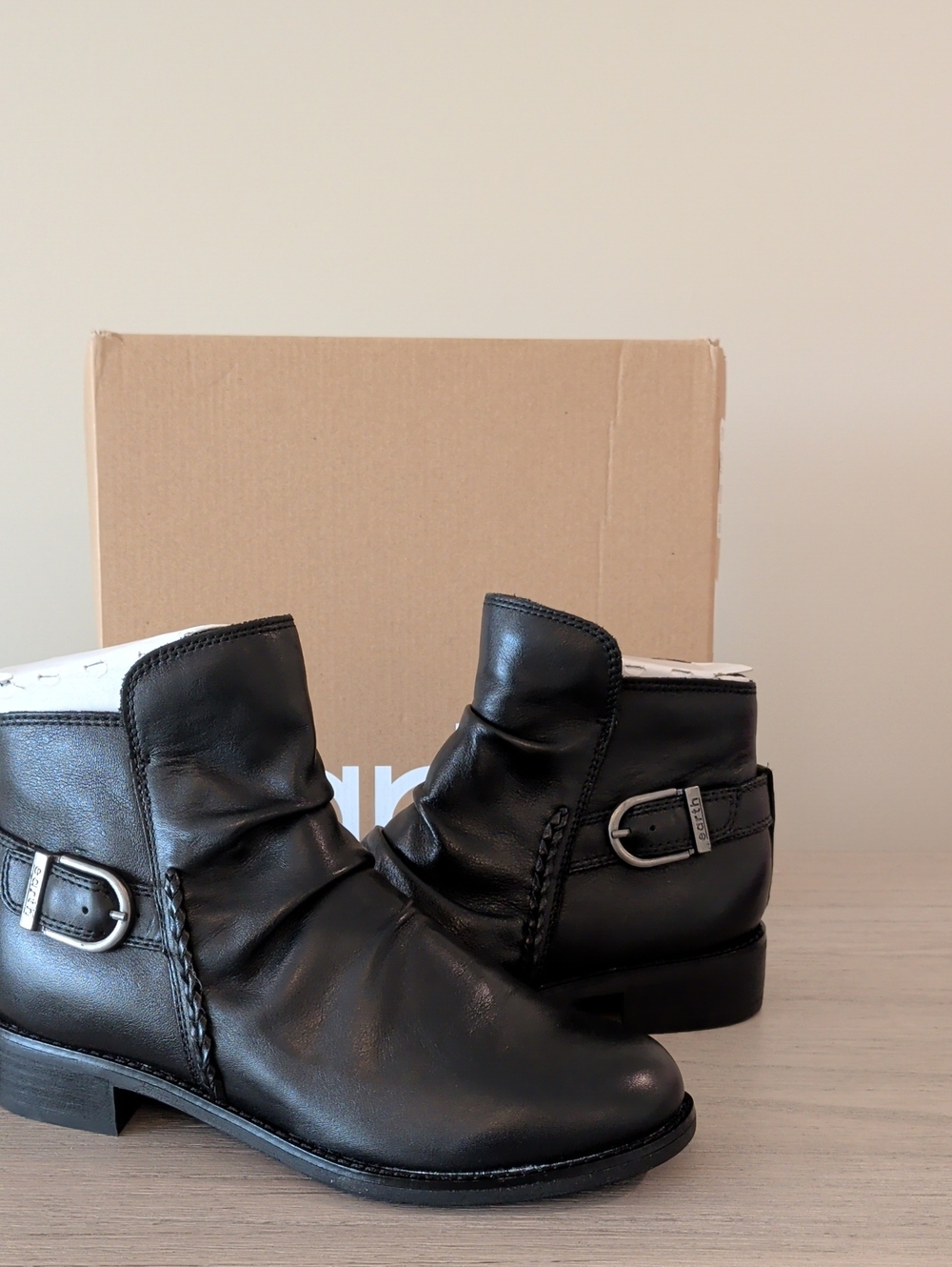EARTH NWT 7W Black Leather Booties